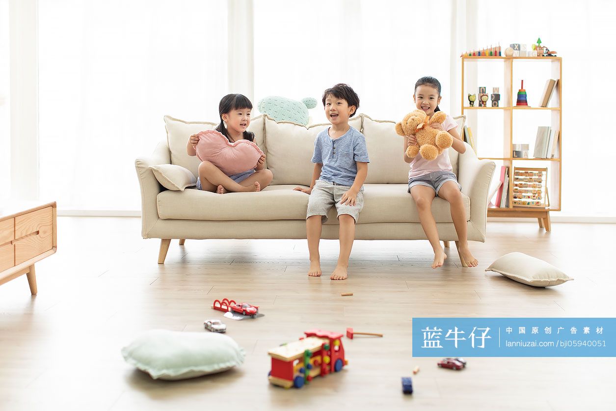 三个小朋友在客厅玩耍