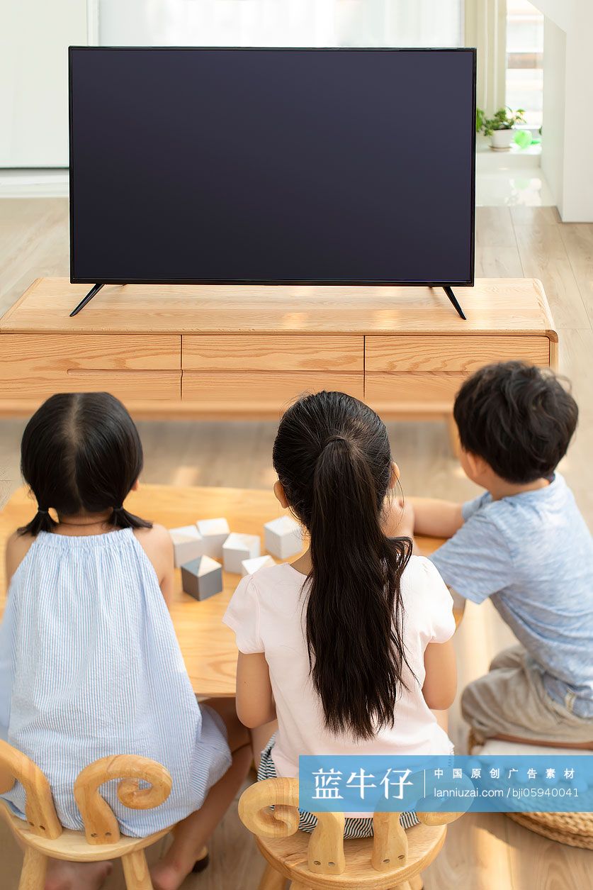 三个小朋友在客厅看电视