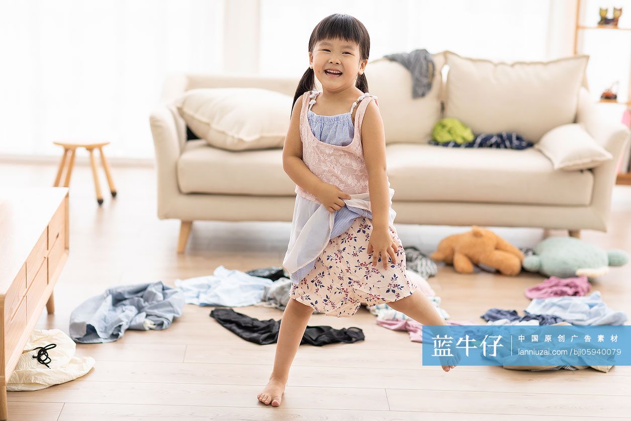 可爱的小女孩在家穿衣打扮