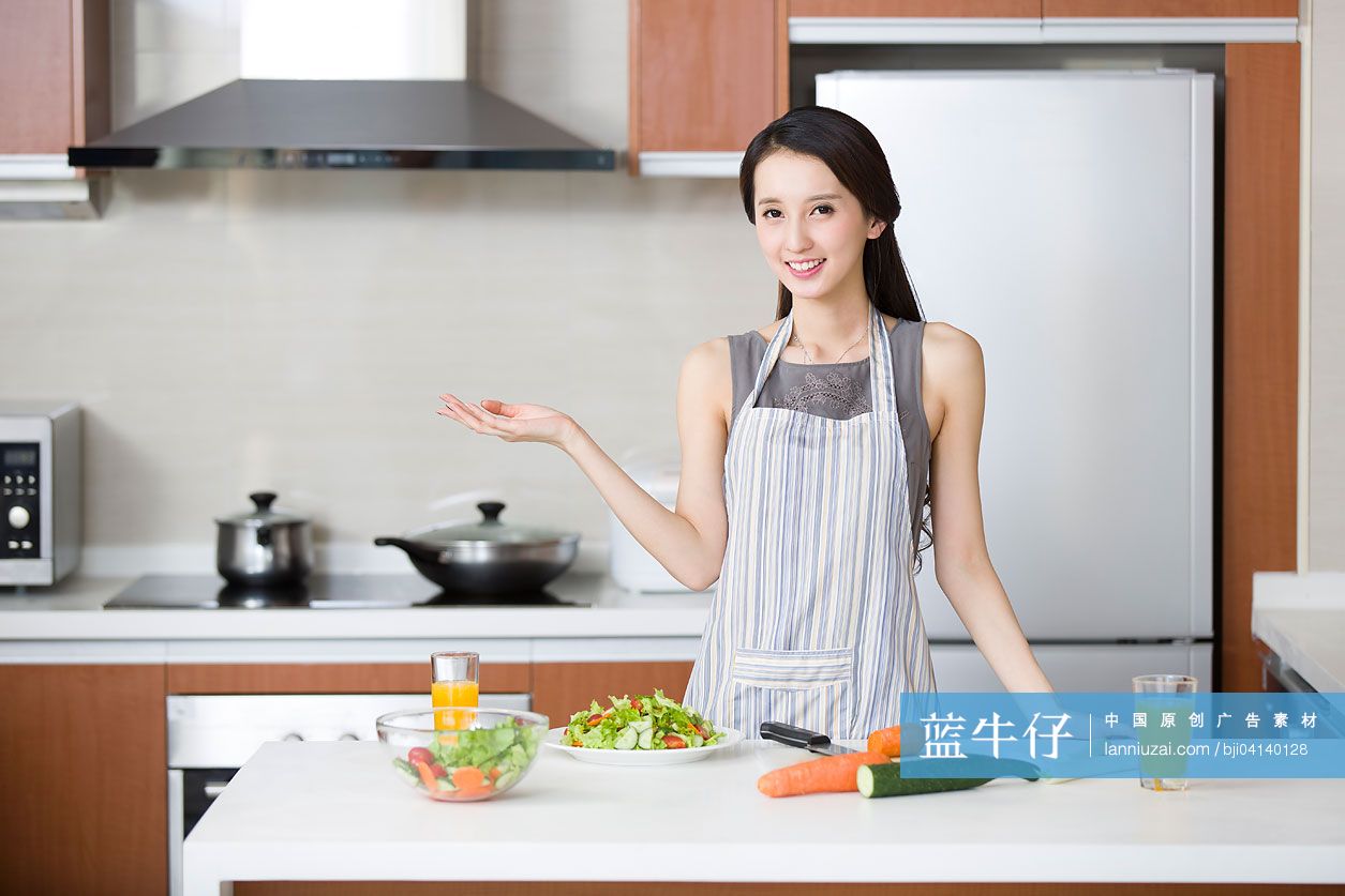 年轻女子在厨房做饭