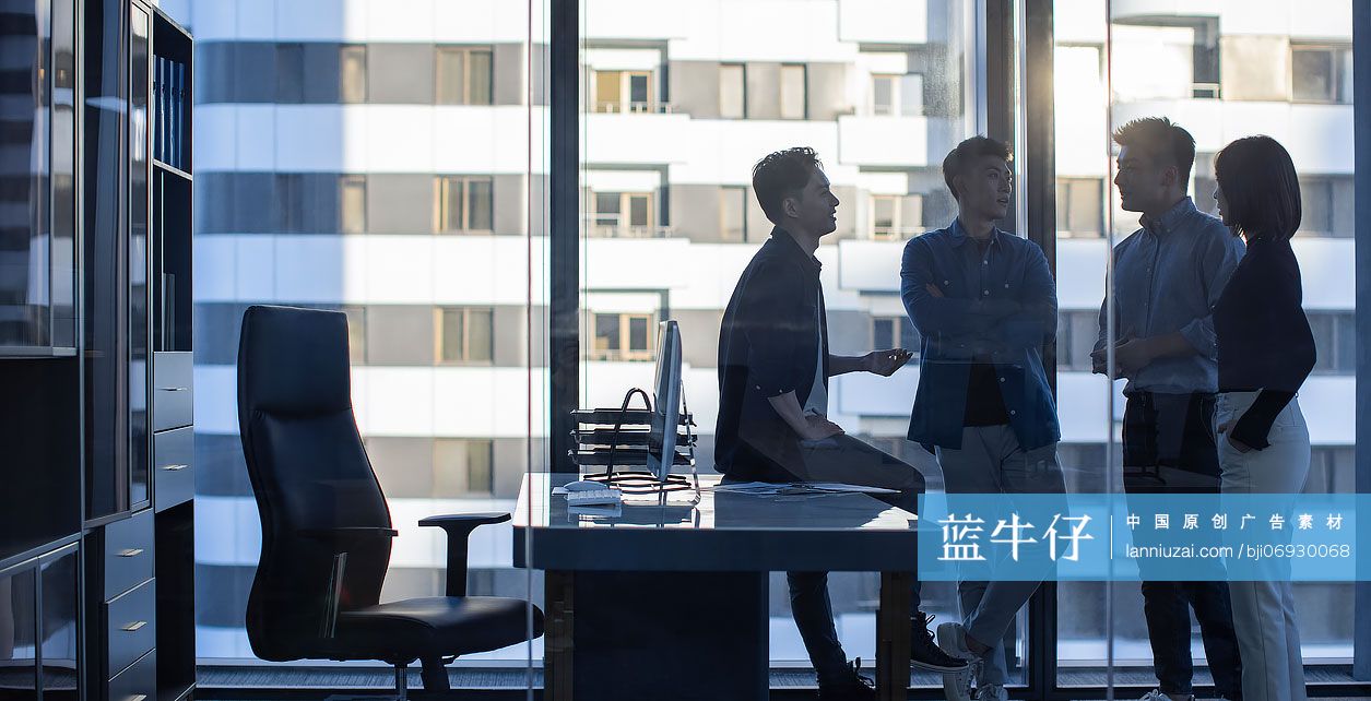 设计师团队在会议室开会