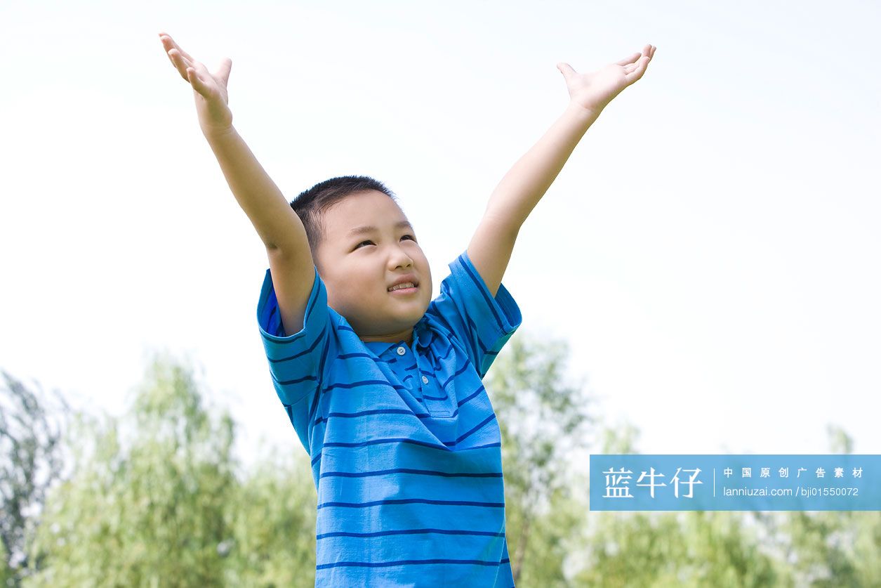 伸展双臂的小男孩