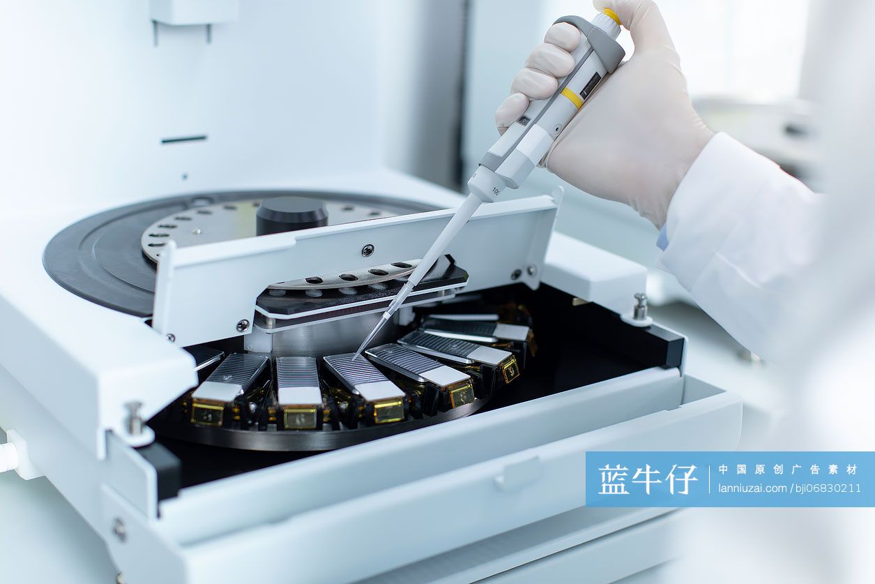 医学研究员在实验室工作