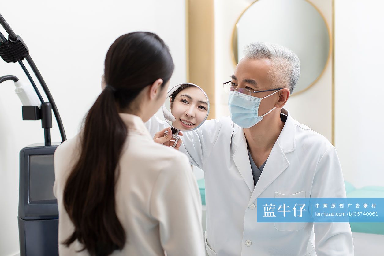 年轻女士做医美项目美容