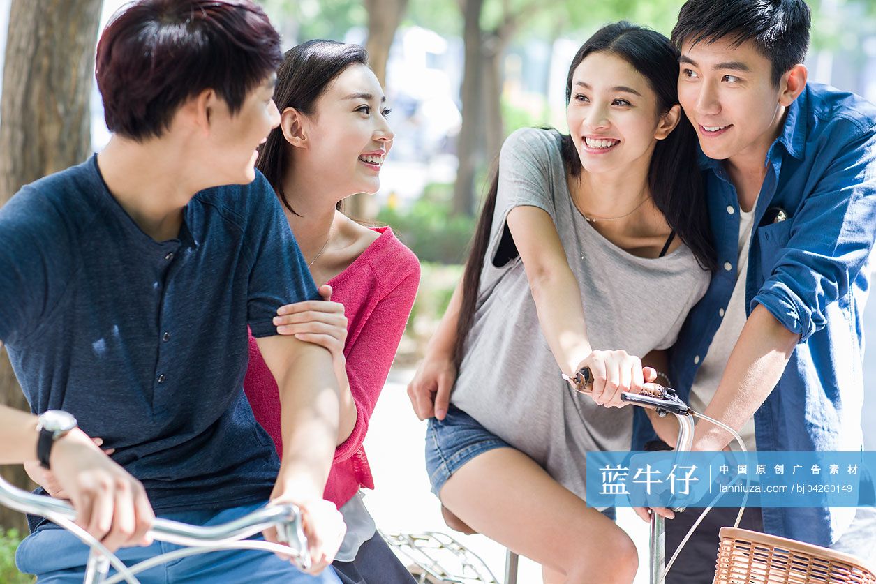 两对大学生情侣在校园里骑车