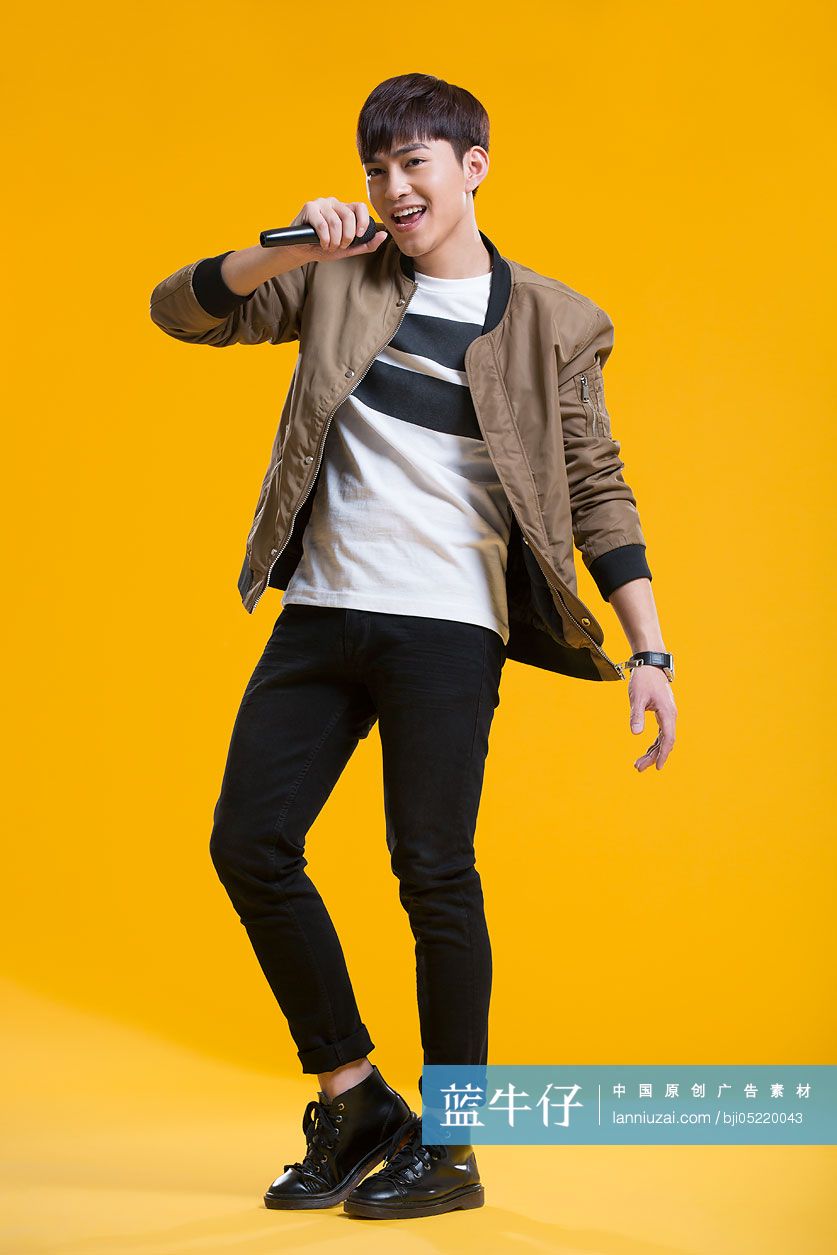 快乐男生拿着麦克风唱歌