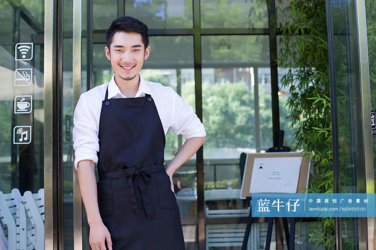 咖啡店店长站在店门口