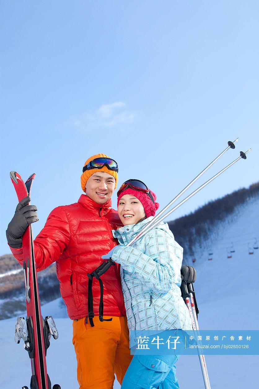 时尚青年男女在滑雪场-蓝牛仔影像-中国原创广告影像素材