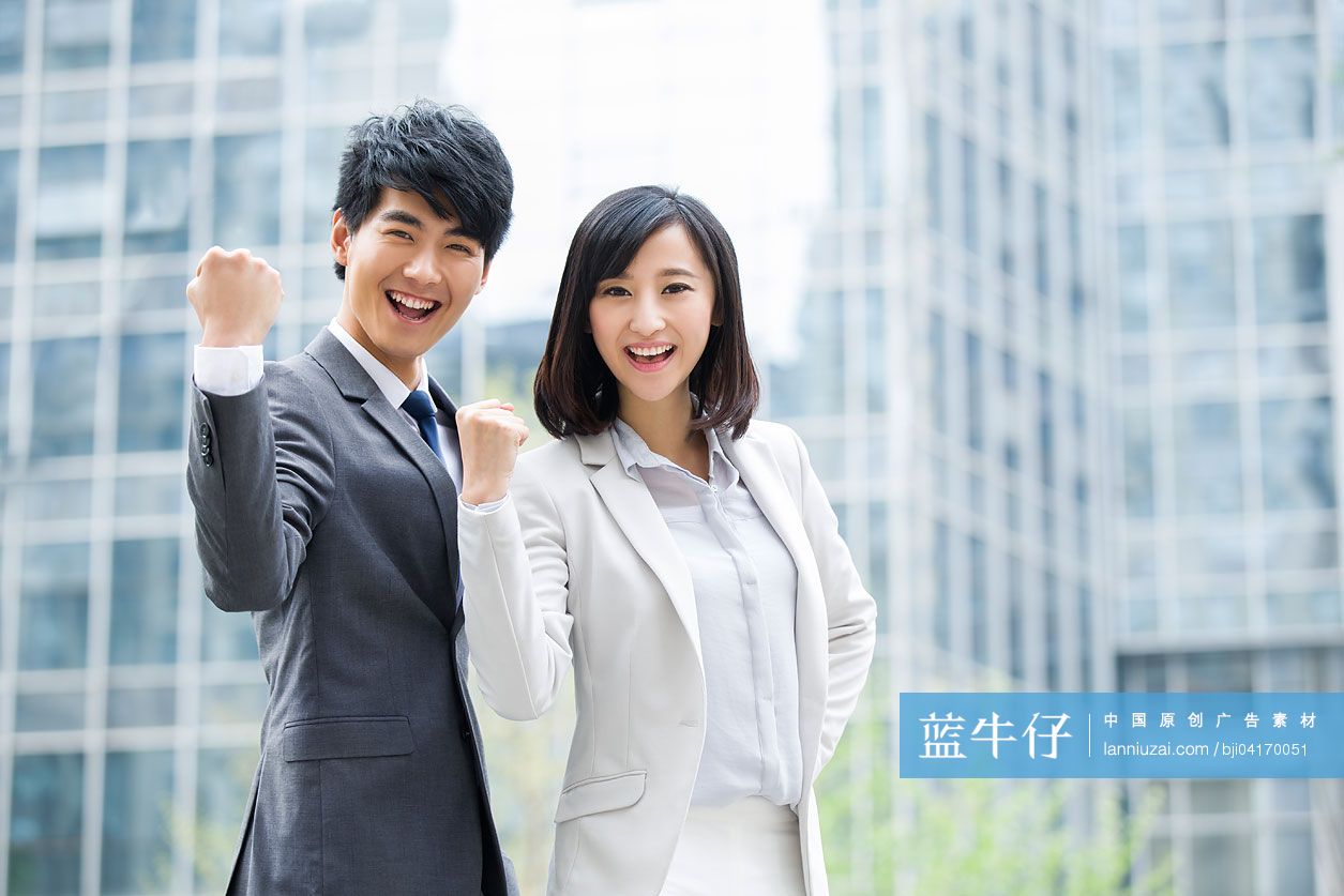 年轻商务男女欢呼
