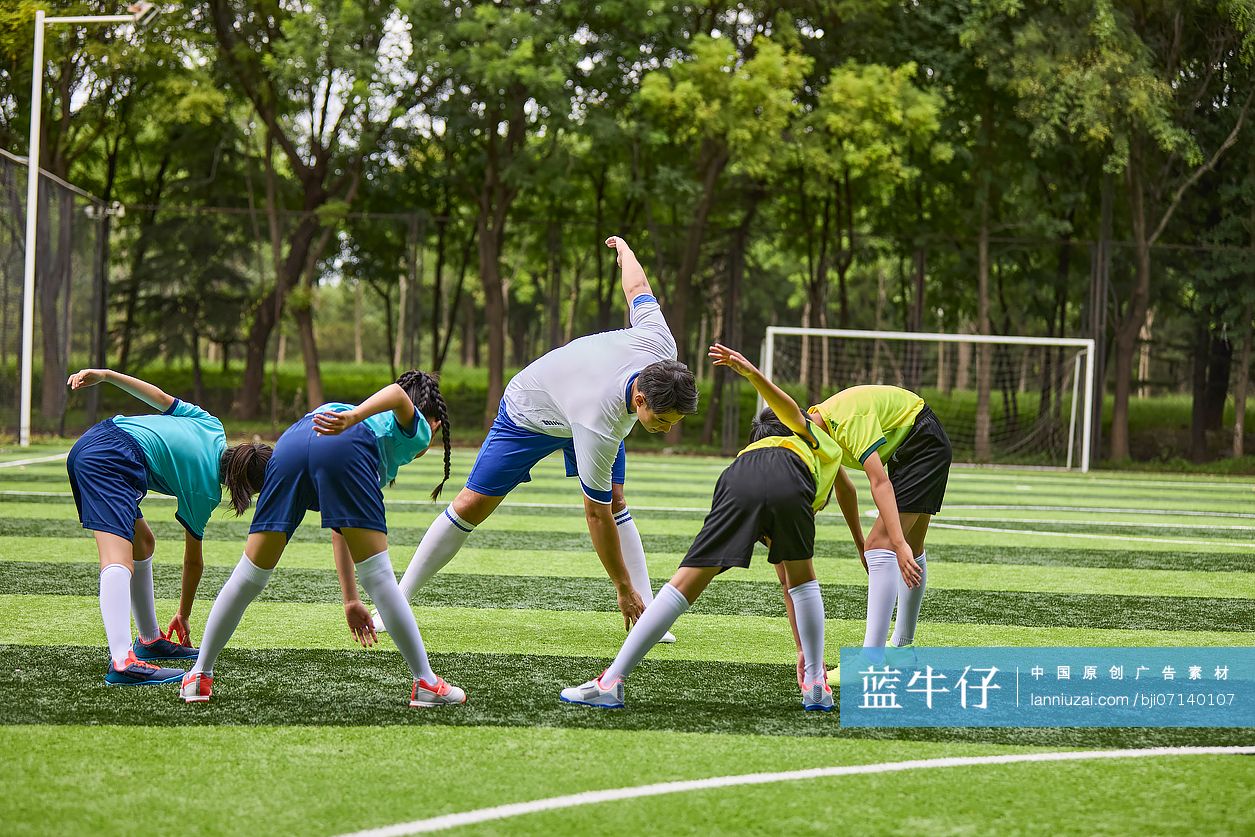 足球教练指导孩子们上足球课