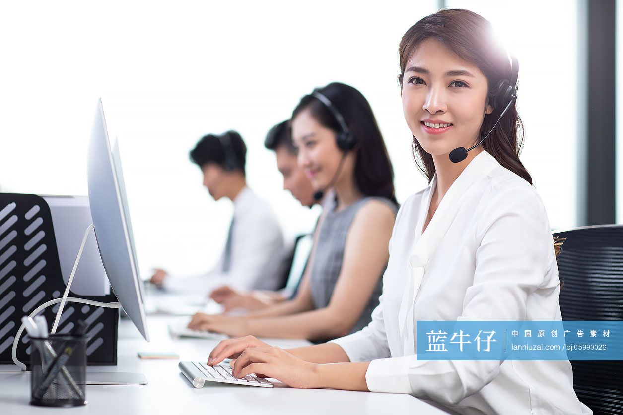 年轻的客服代表
