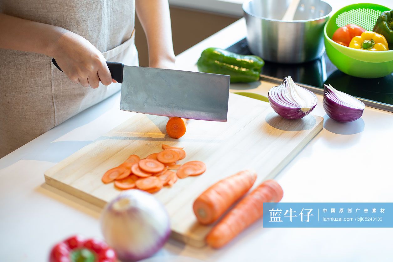 年轻女士在厨房做饭