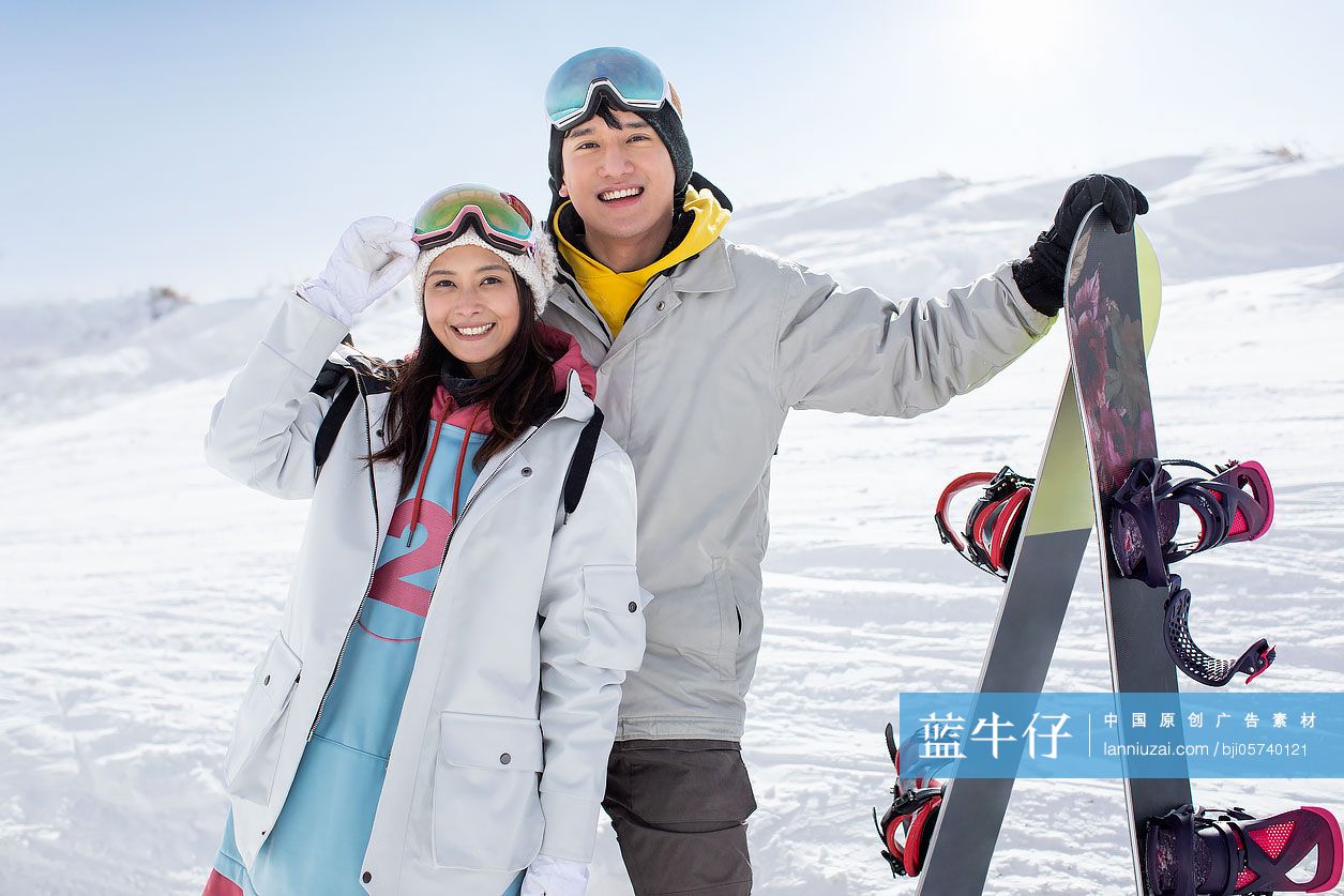 快乐的年轻情侣在滑雪场滑雪