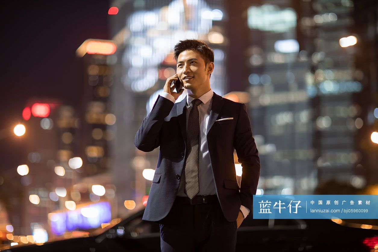 成功商务男士在街上打电话