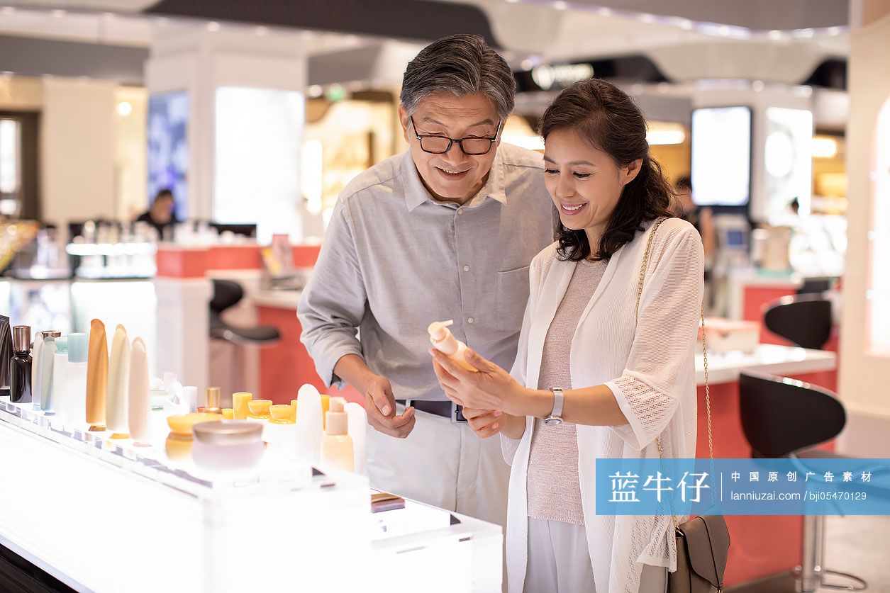 中老年夫妇逛商场