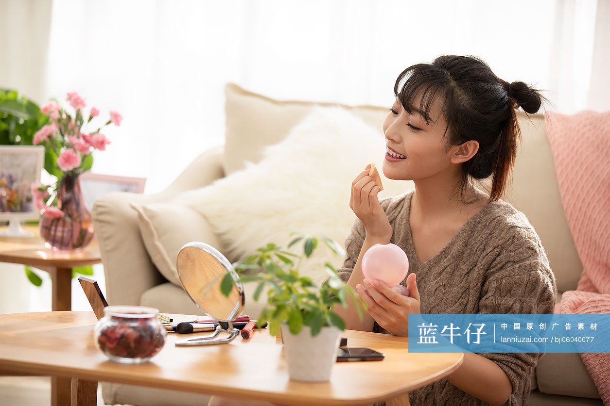 年轻女士在家化妆