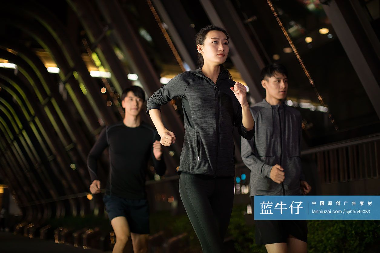 年轻人户外夜跑