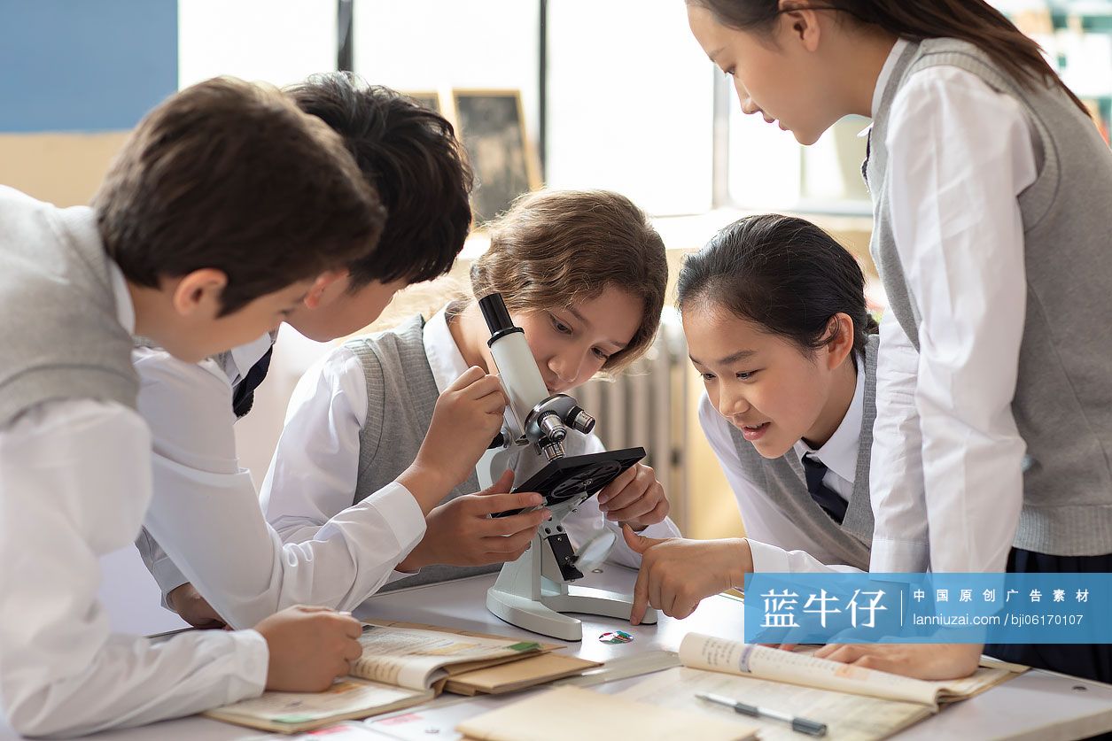 学生在教室使用显微镜