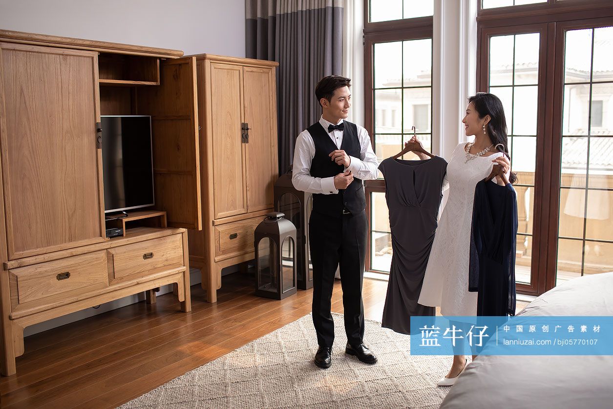 年轻夫妇在卧室换衣服