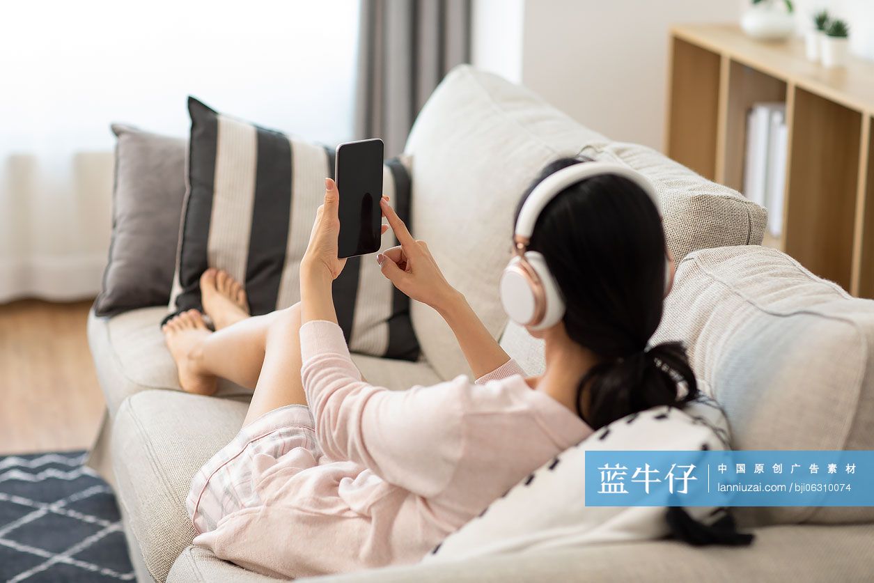 年轻女士在家使用手机