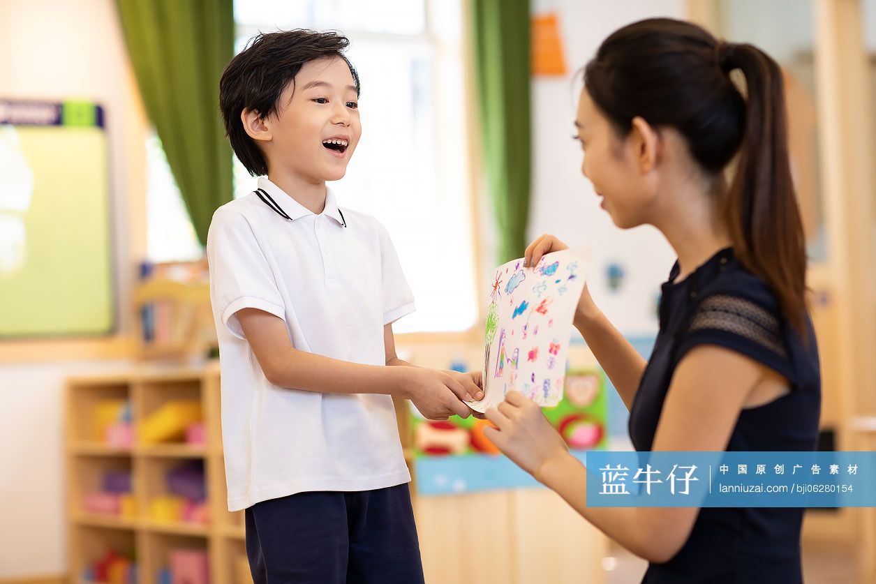 幼儿园老师给孩子上绘画课