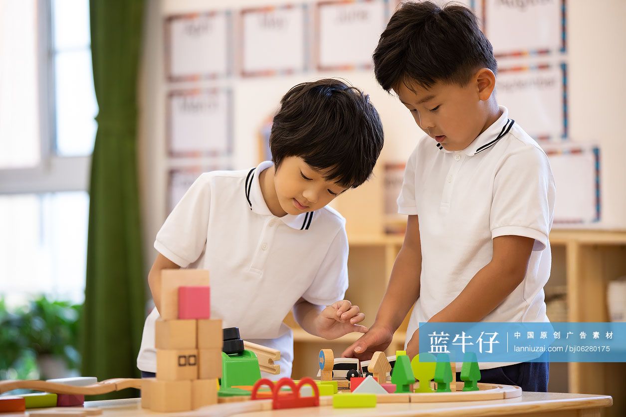 小男孩在教室玩火车模型