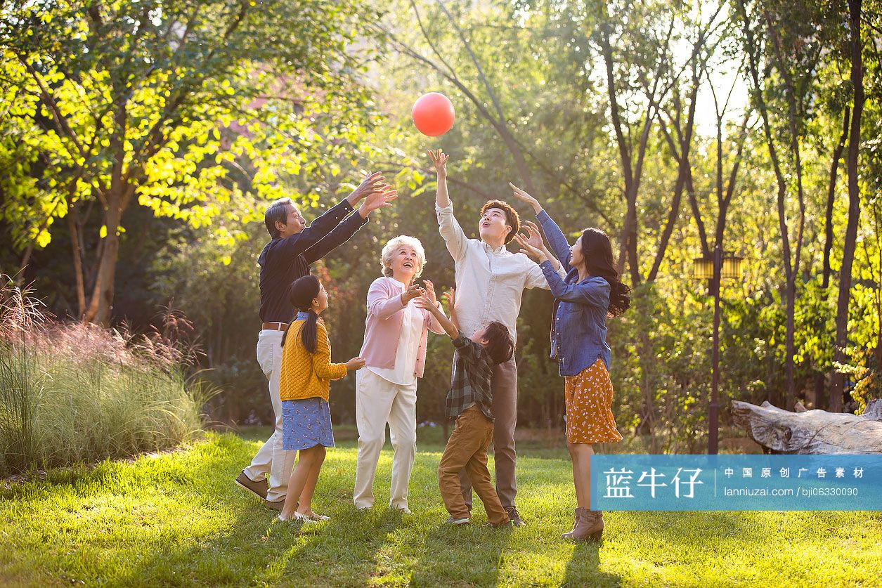 快乐的家庭在公园一起玩耍