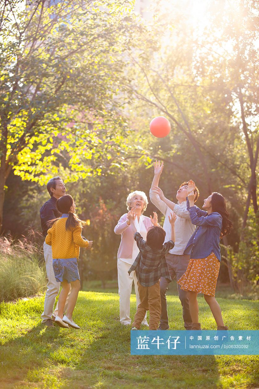 快乐的家庭在公园一起玩耍