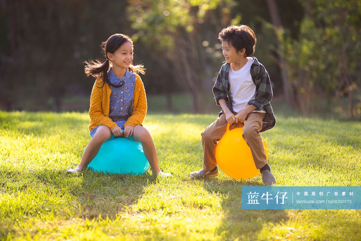快乐的儿童在公园玩耍
