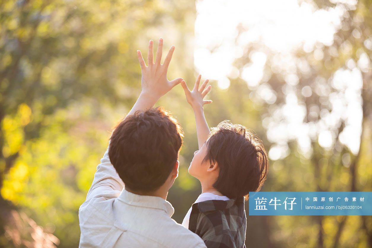 快乐父子俩在公园共享美好时光