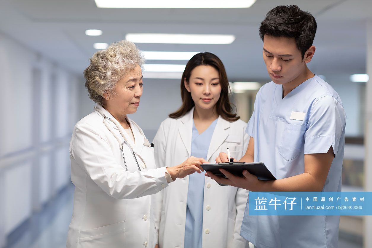 医生在医院讨论