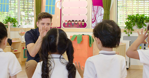 Foreign teacher teaching children English in classroom,4K