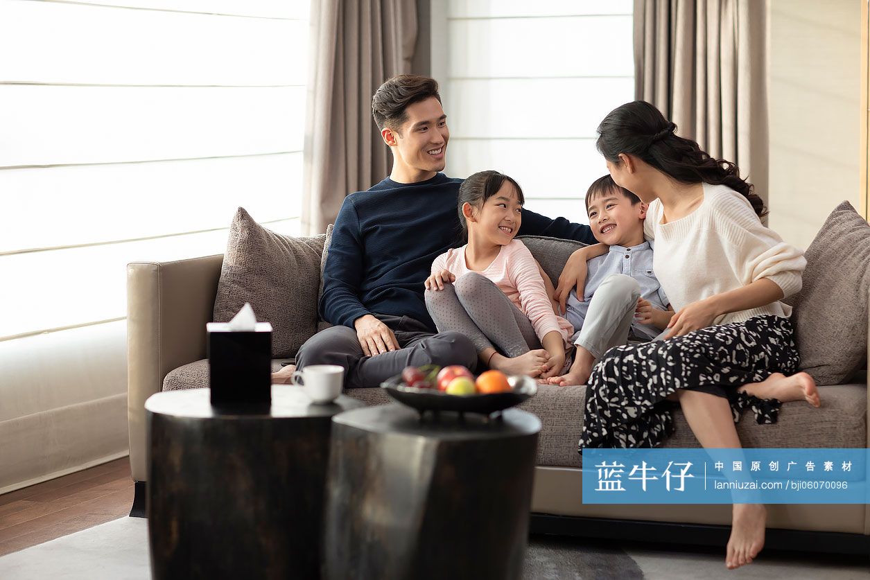 快乐的年轻家庭在客厅玩耍