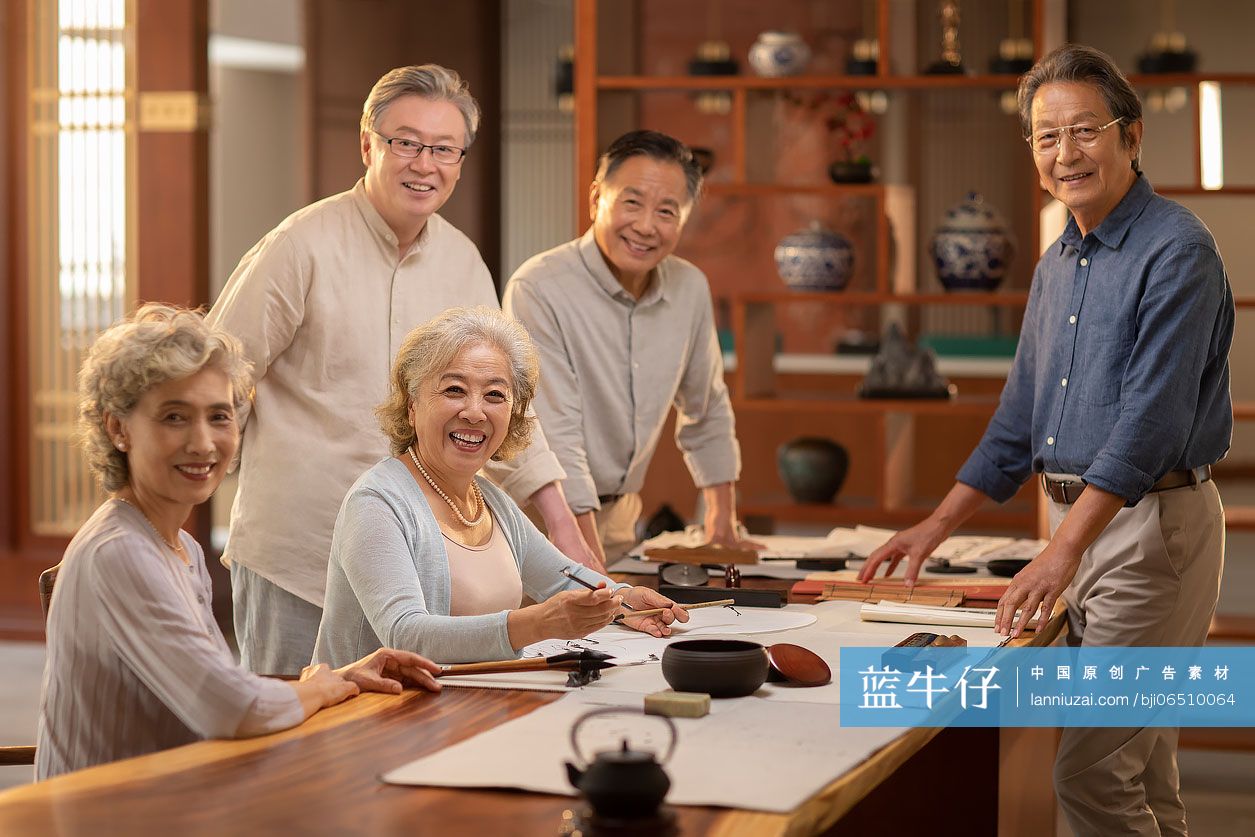 老人们聚在一起练习书法