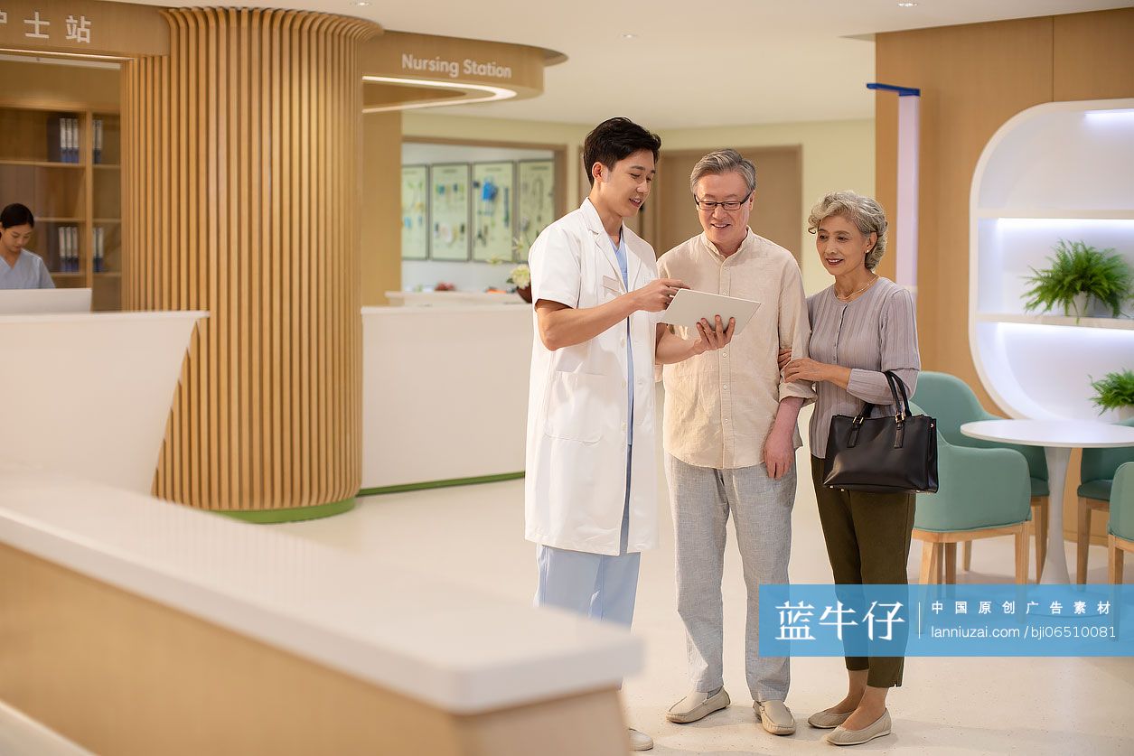 医生与老年夫妇在走廊里交谈