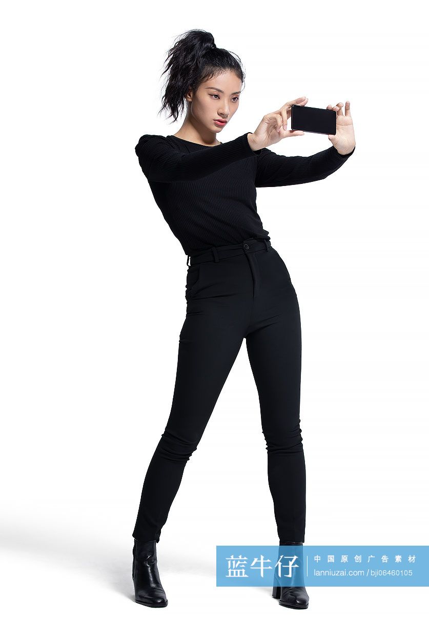 时尚的年轻美女使用手机