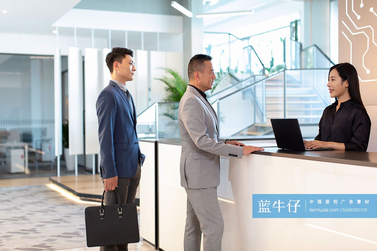 商务人士与前台接待员沟通