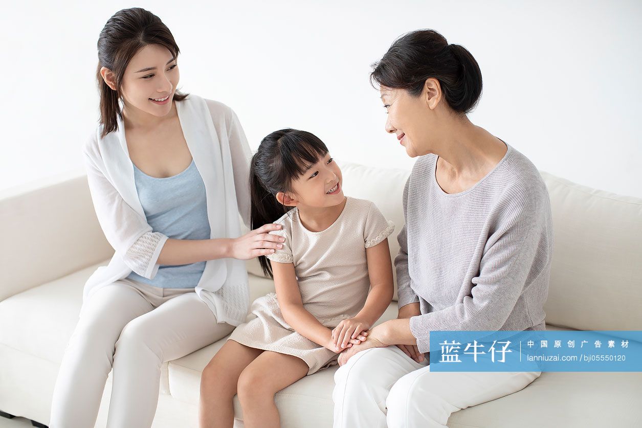 开心的一家人坐在沙发上