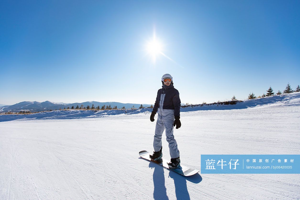 年轻男子户外滑雪