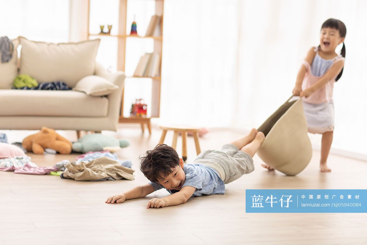 两个小朋友在客厅玩耍