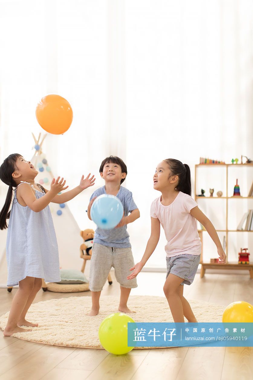三个小朋友在客厅玩气球