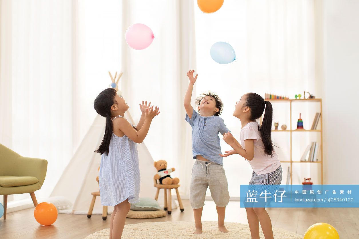三个小朋友在客厅玩气球