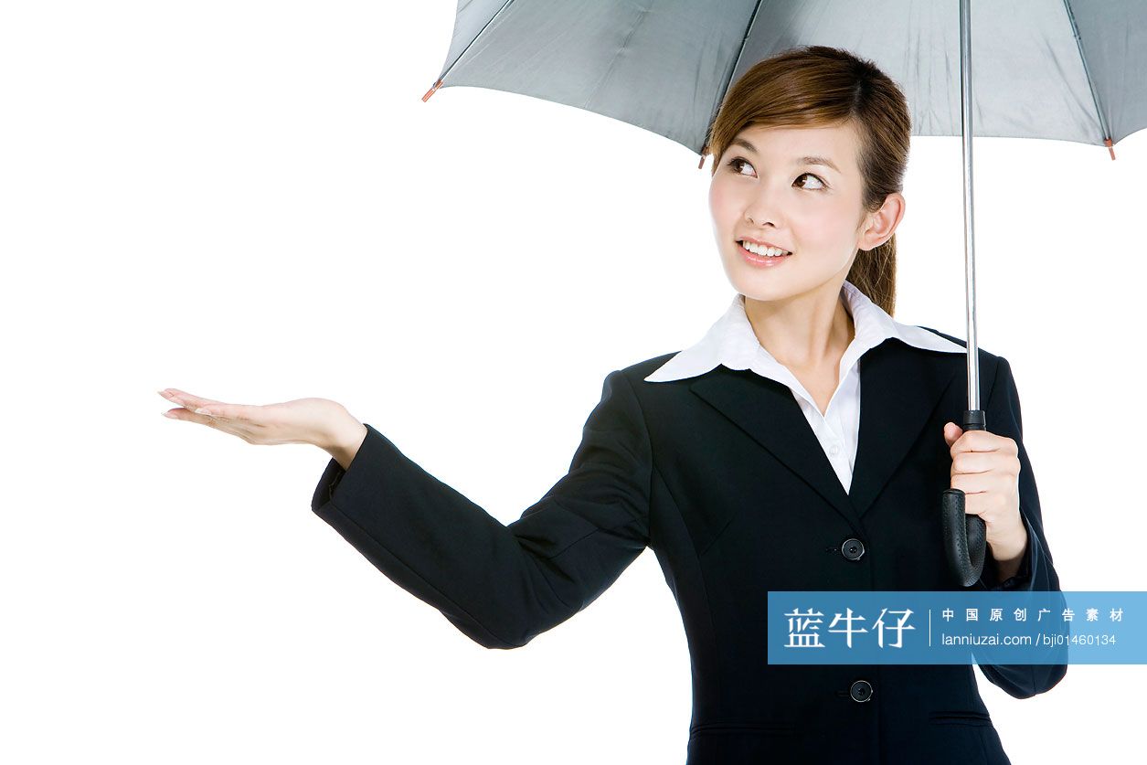 打伞的商务女士