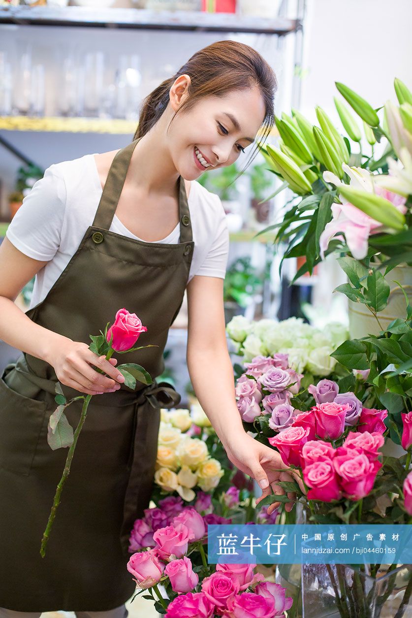 花店老板在店里工作