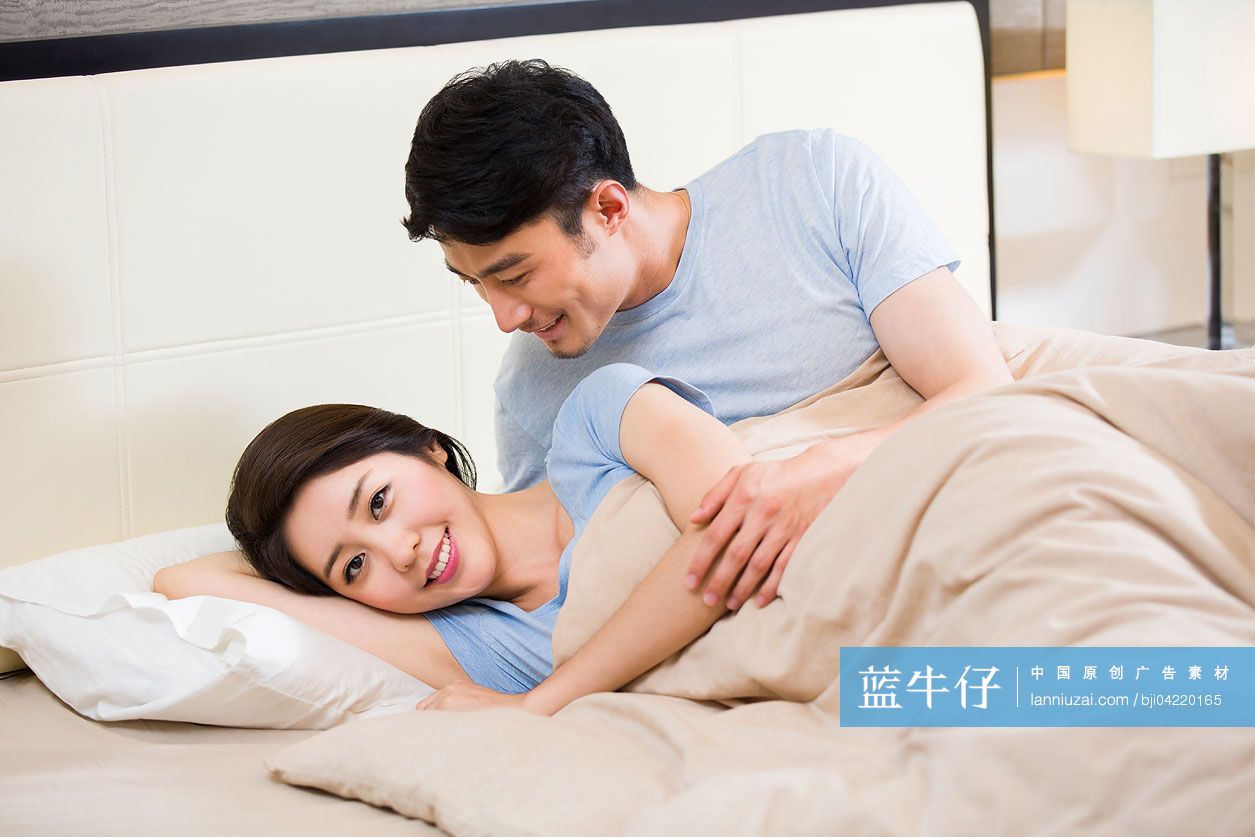 年轻夫妇躺在床上