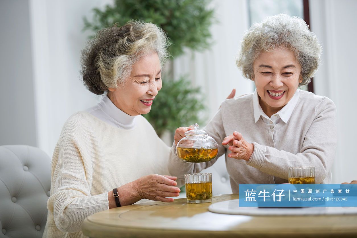 快乐的老年女子喝茶聊天