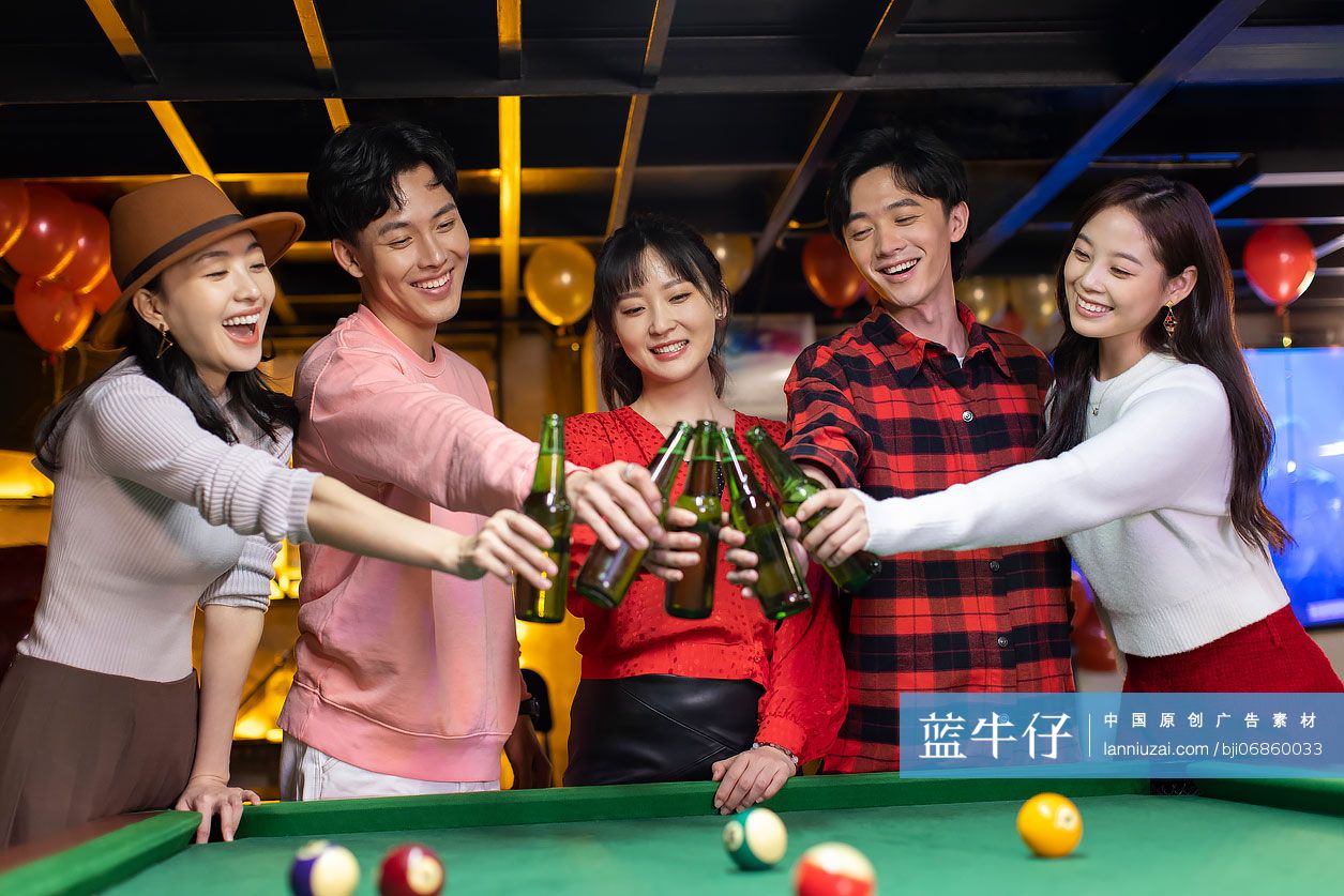 年轻朋友们喝啤酒庆祝新年