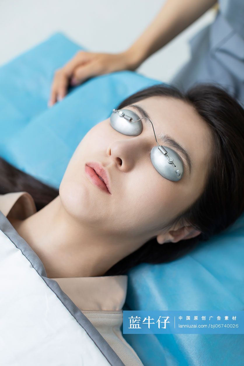 年轻女士医美护肤