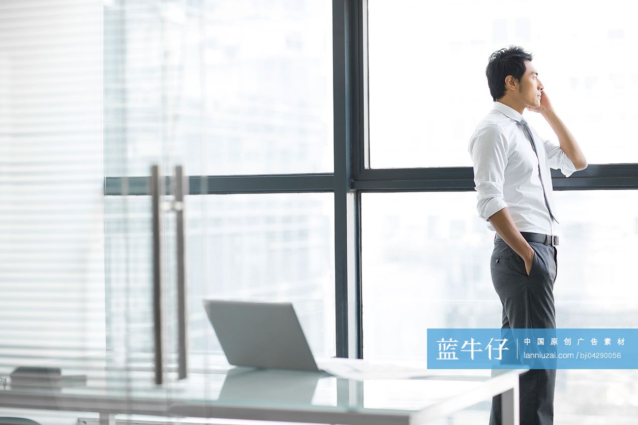 商务男士在办公室打电话