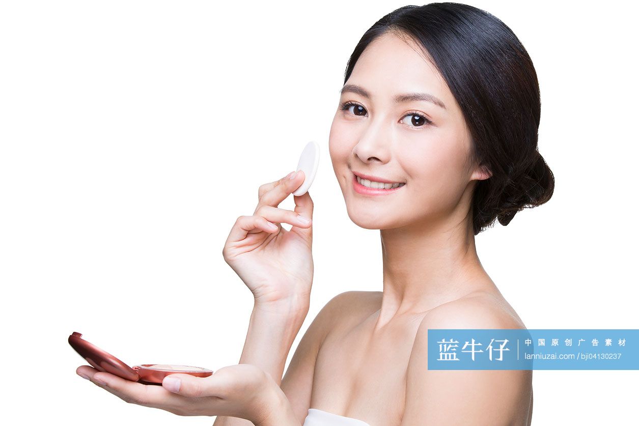 年轻美女与粉扑